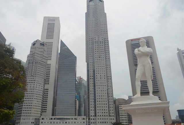 Singapore statue of raffles